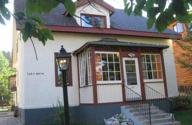 Exterior view of Tan Y Bryn Bed and Breakfast.