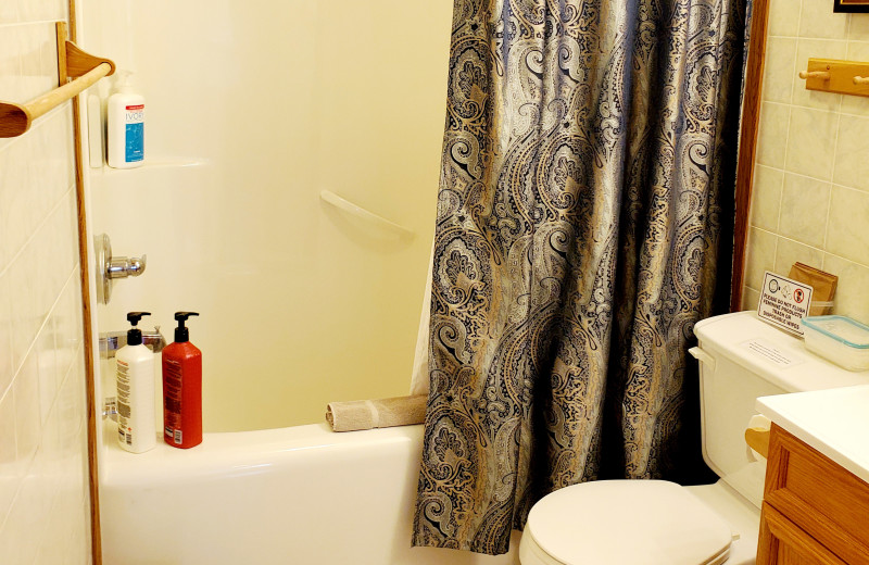 Cottage bathroom at Expanse Cottages.