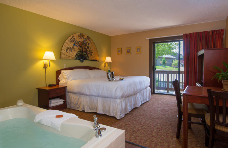 Guest room with hot tub at Baker's Sunset Bay Resort.