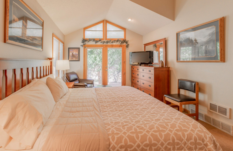 Guest bedroom at Riverwood On Fall River.