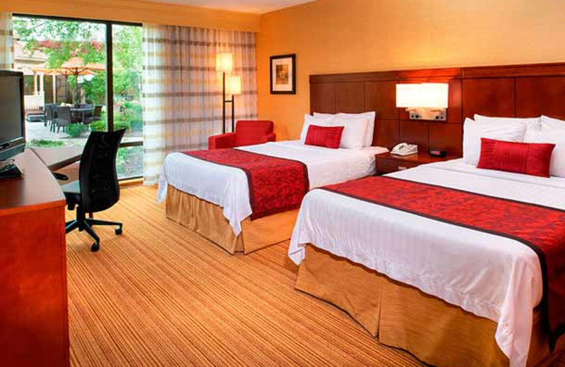 Guest room at Courtyard Ann Arbor.