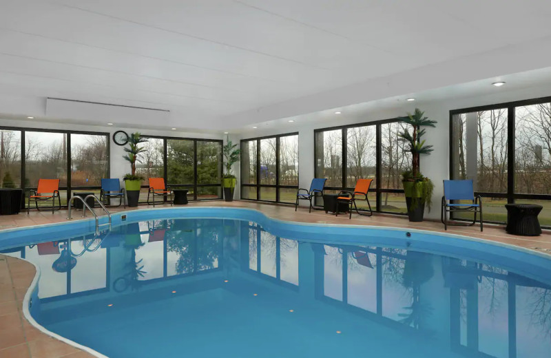 Indoor pool atHampton Inn Youngstown-West.