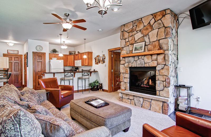 Guest living room at Black Canyon Inn.