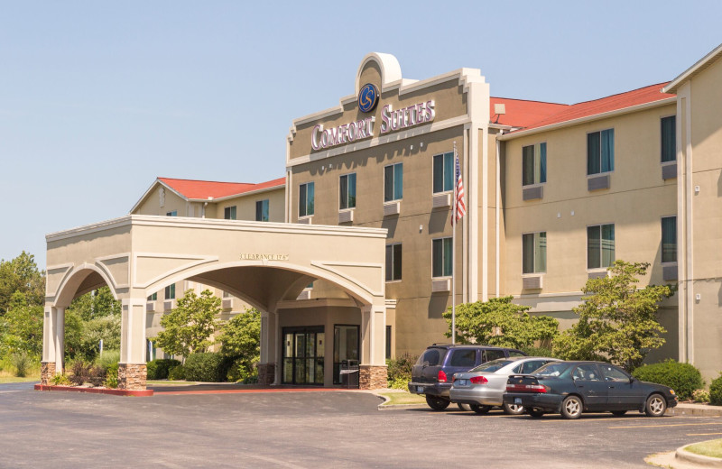 Exterior view of Comfort Suites Benton Harbor.