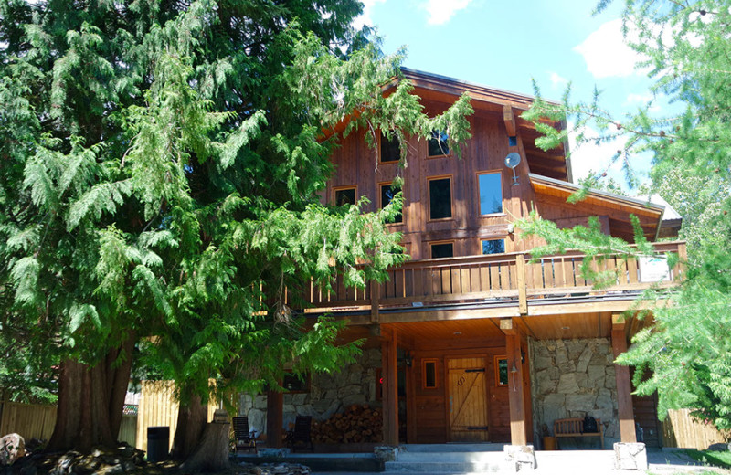 Exterior view of Alpine Lodge Pension.
