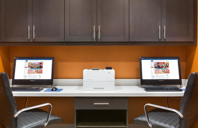 Computers at Hampton Inn North Olmsted.