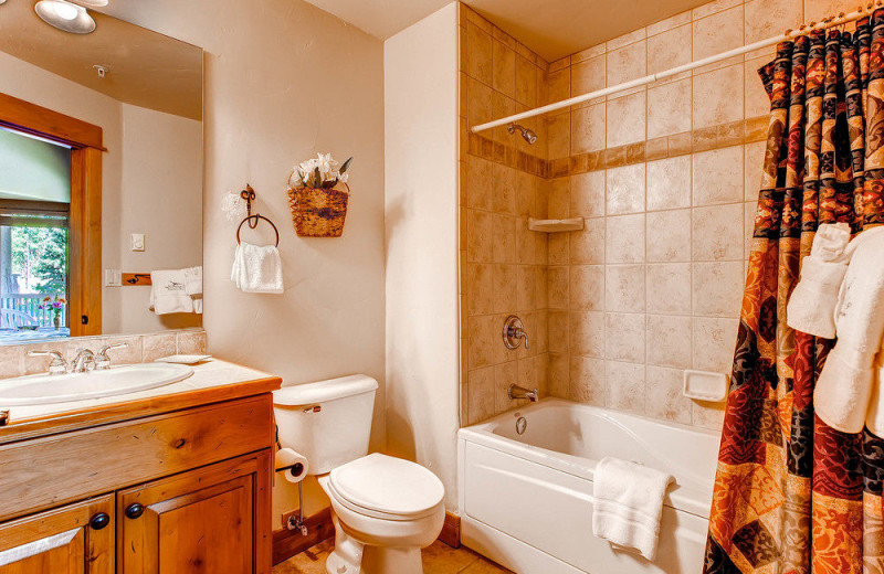 Rental bathroom at EagleRidge Lodge.