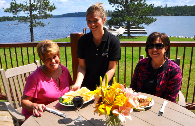 Outdoor dining at Voyagaire Lodge and Houseboats.
