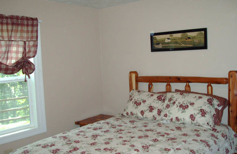 Cabin bedroom at Big Bear Log Cabins.