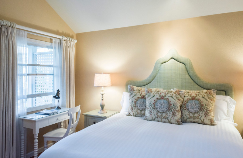 Cottage bedroom at Cottage Grove Inn.