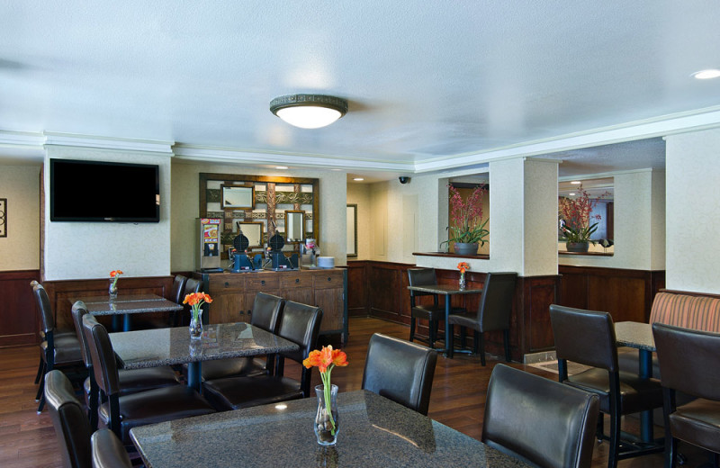 Dining at Oxford Suites Lancaster.
