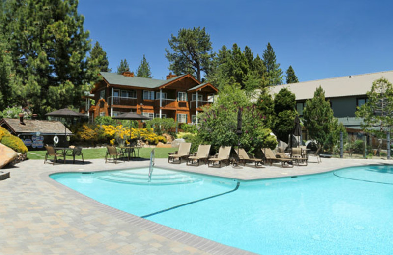 Swimming Pool and Jacuzziy at the Red Wolf Lakeside Lodge