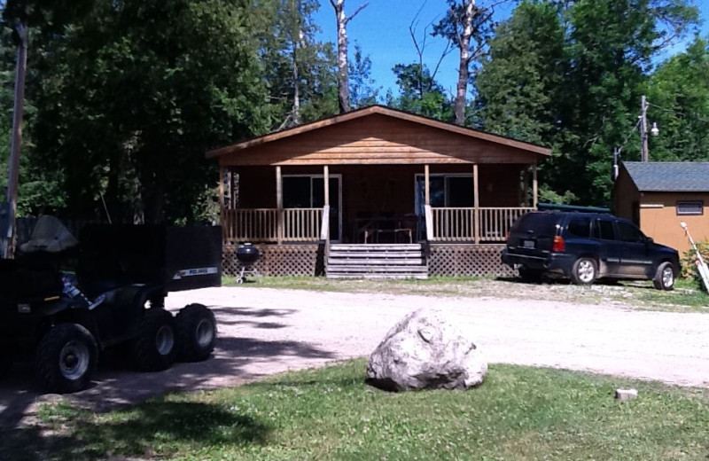 Cabin exterior view of Glenwood Lodge.