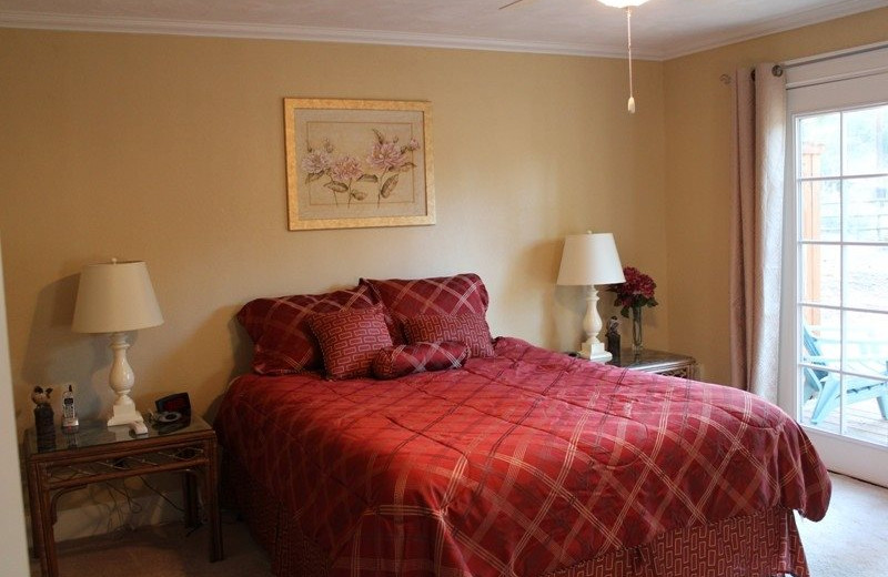 Cabin bedroom at Sisters Vacation Rentals.