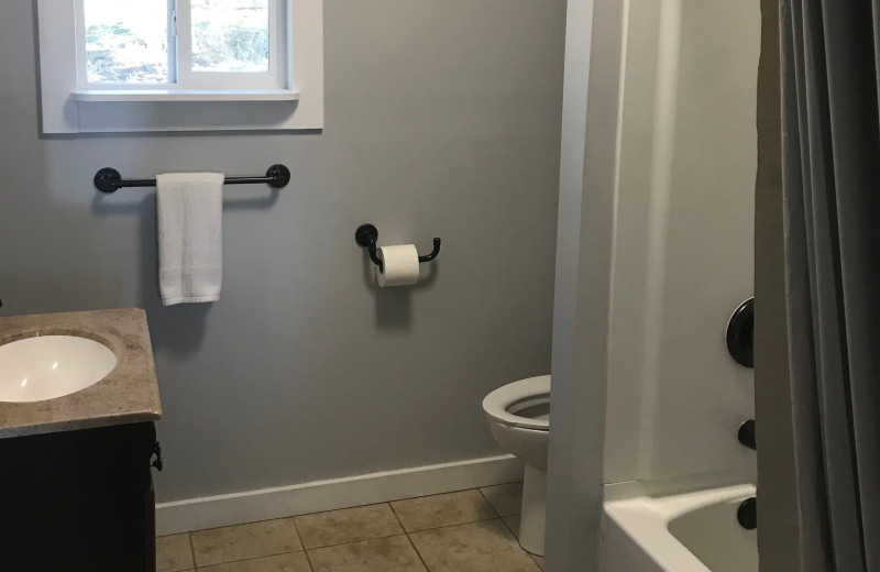 Cabin bathroom at The Exotic Resort Zoo.