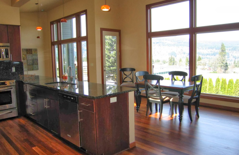 Vacation rental dining room at Gorge Rentals.