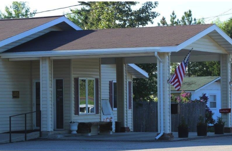 Exterior view of North Country Inn.