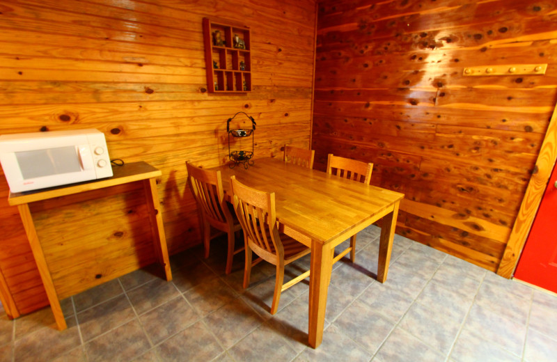 Cabin dining area at Ozark Cabins.