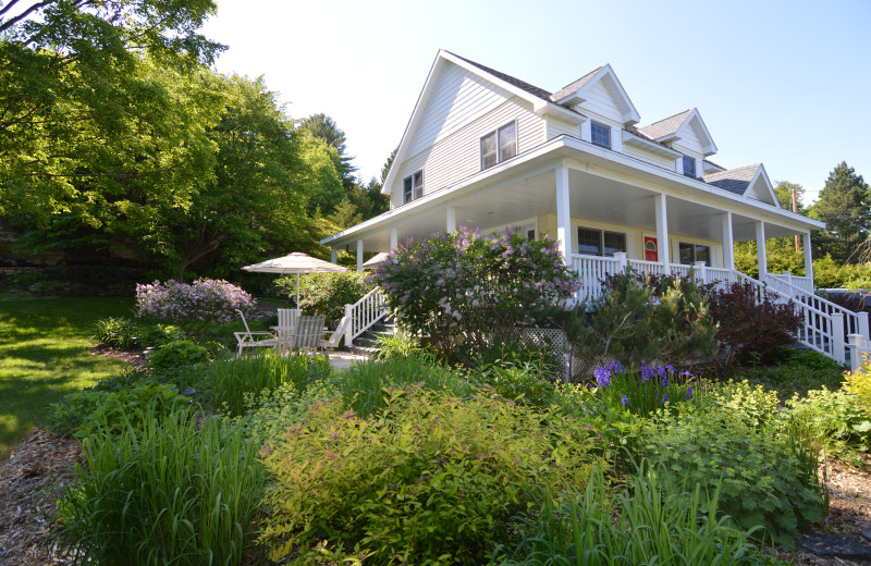 Exterior view of Carraig Mor Cottage.