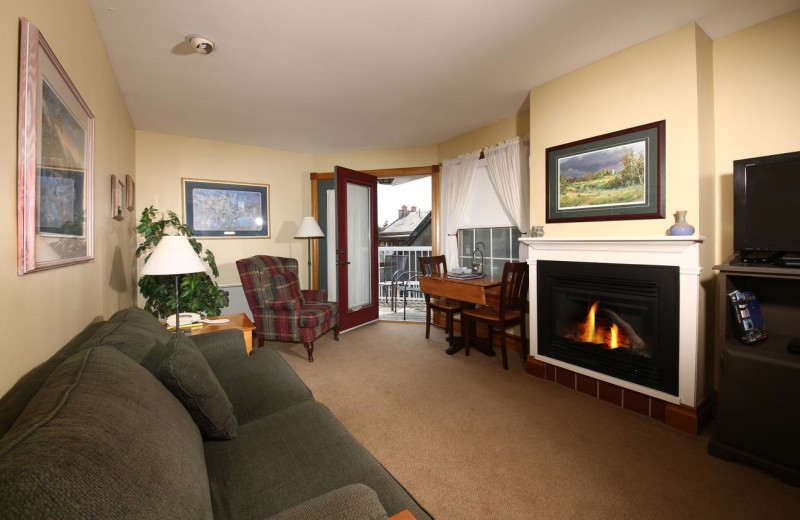 Guest living room at Kettle Creek Inn & Restaurant.