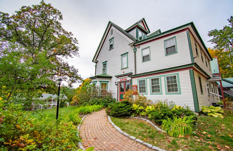 Exterior view of Oxen Yoke Inn.