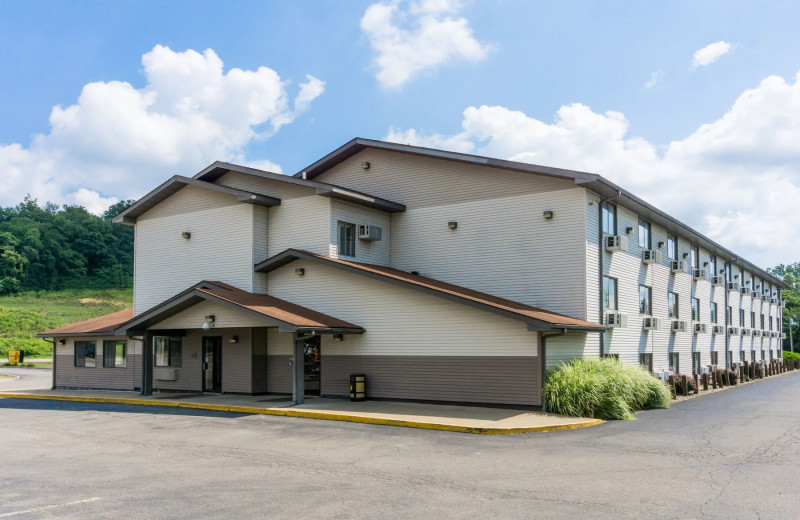 Exterior view of  Super 8 by Wyndham Zanesville.