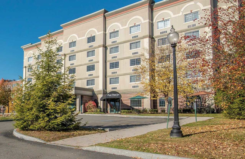 Exterior view of Clarion Hotel Oneonta.