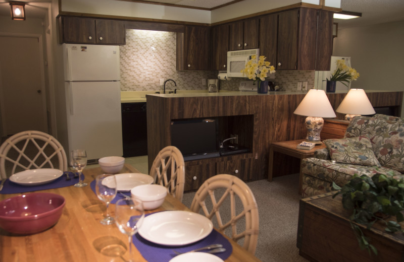 Guest dining area at Englewood Beach & Yacht Club.