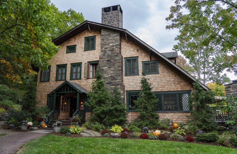 Exterior view of Deer Mountain Inn.