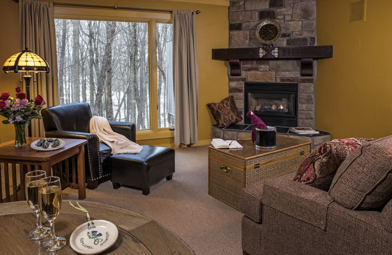 the MacIntosh Cottage living room at Glenlaurel, A Scottish Inn & Cottages.