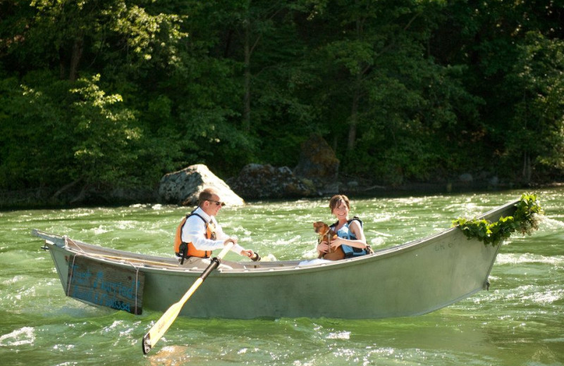 Boating at Strawhouse Resorts.