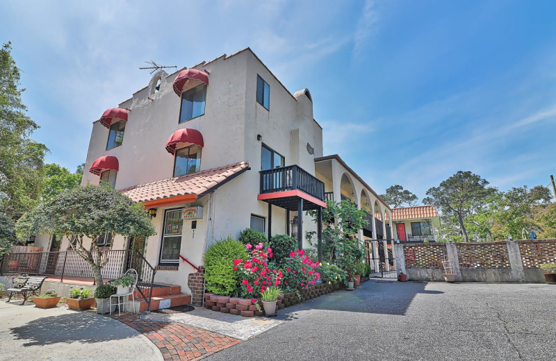 Exterior view of Serendipity Inn.