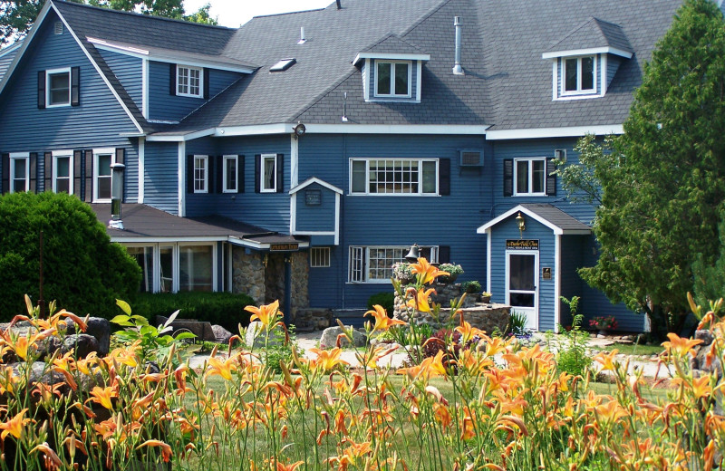 Exterior view of Darby Field Inn.