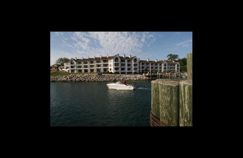 Exterior view of Edgewater Inn on the Harbor.