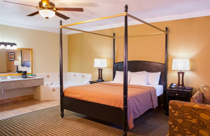 Jacuzzi guest room at Desert Quail Inn.