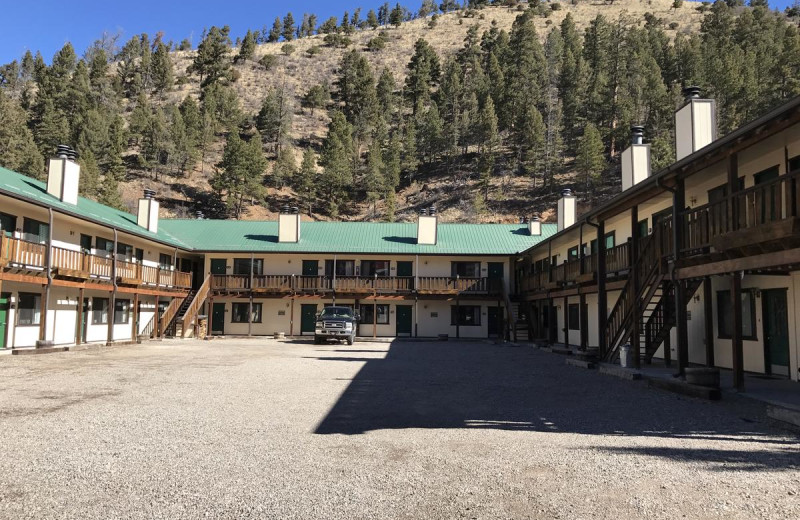 Exterior view of Ponderosa Lodge.