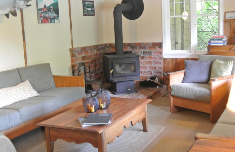 Living room at Grizzly Bear Lodge & Safari.