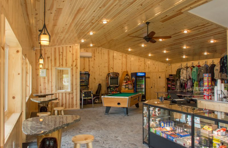 Lodge with made-to-order food service including: Pizza, Wings, Fresh baked Cinnamon & Caramel Rolls, Hand dipped Ice cream cones, shakes & sundaes, Specialty Espresso coffees and more. Shopping area for souvenirs, games and fitness center.