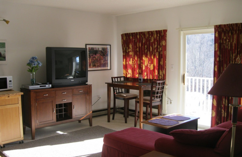 Guest living room at The Lodge at Lincoln Station.