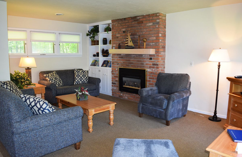 Cottage living room at Bay Shore Inn.