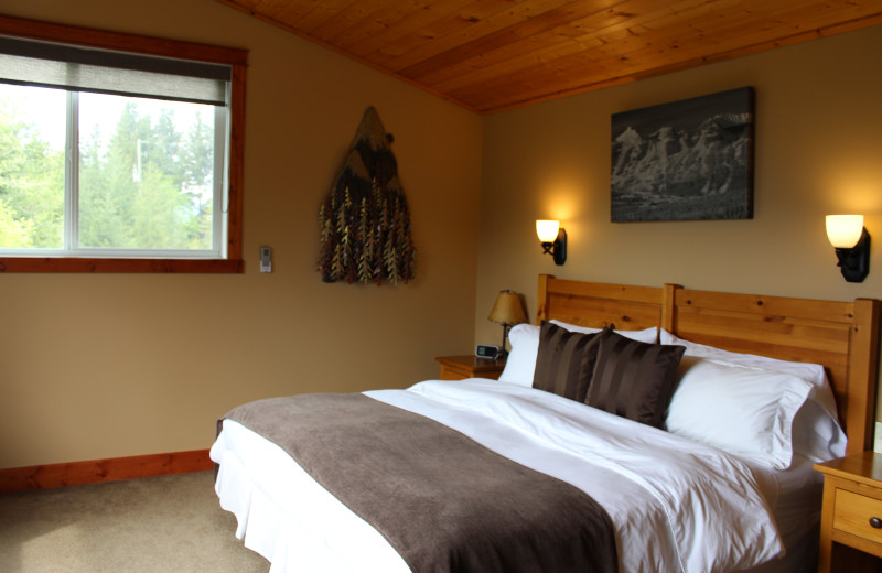 Rental bedroom at Cedar House Restaurant & Chalets.