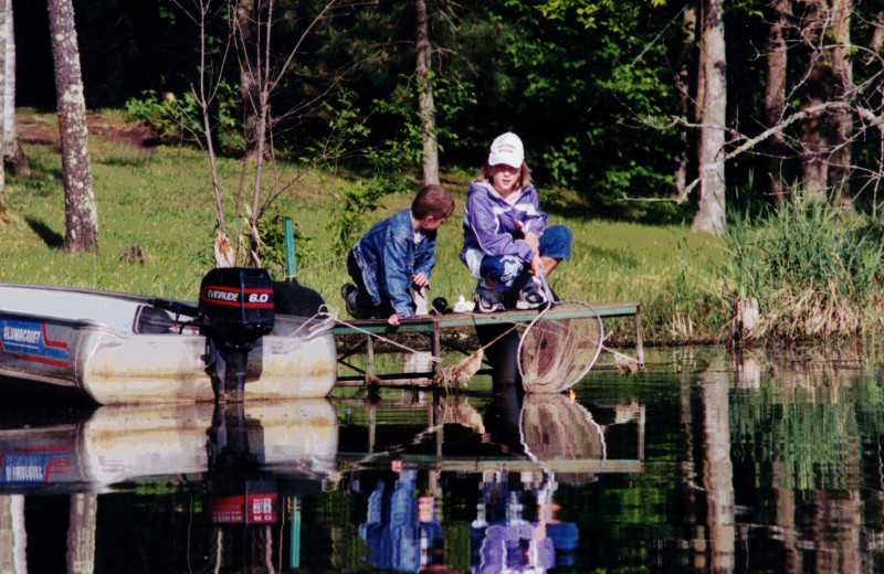 Little Norway Resort - Kids fishing off the dock