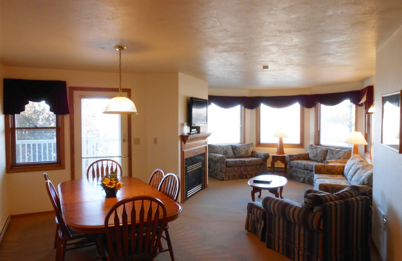 Guest dining table at Pheasant Park Resort.