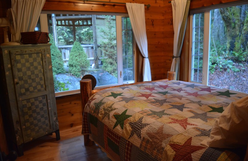 Cabin bedroom at GreatGetaways.com.