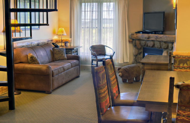 Guest living room at Hope Lake Lodge & Indoor Waterpark.