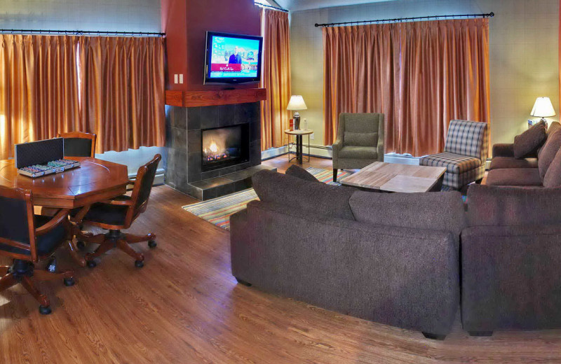 Guest living room at Inns of Banff.