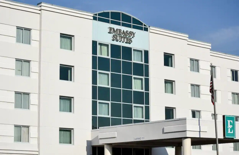 Exterior view of Embassy Suites Syracuse.