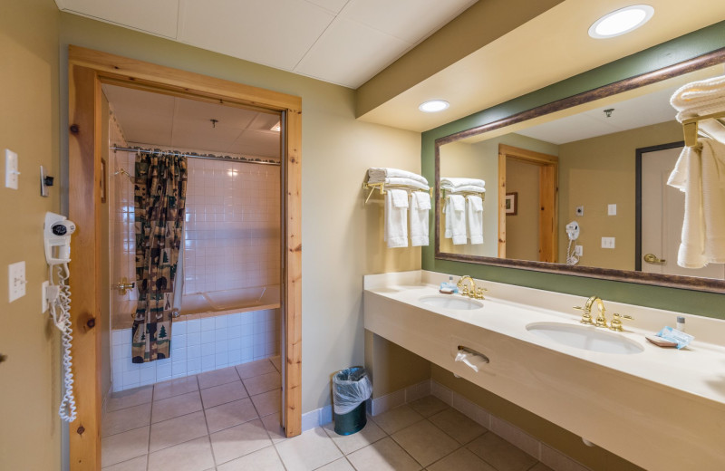 Guest bathroom at Grand Ely Lodge.