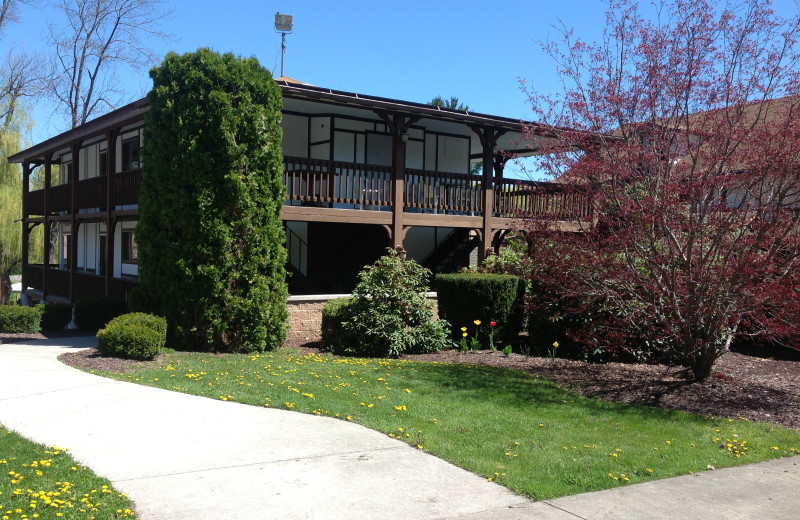 West Lodge exterior at Central House Family Resort.