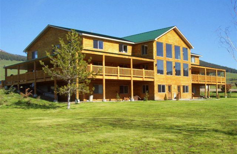 Exterior view of Montana High Country Lodge.